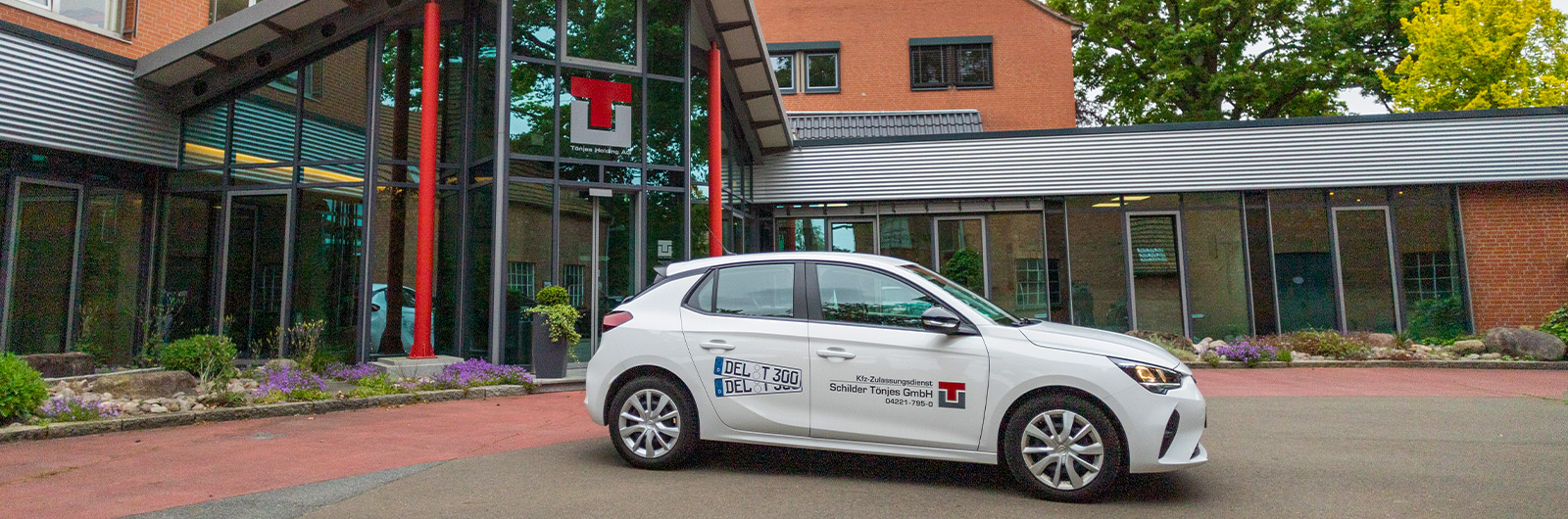 Fahrzeug vor Zentrale der Tönjes Holding AG
