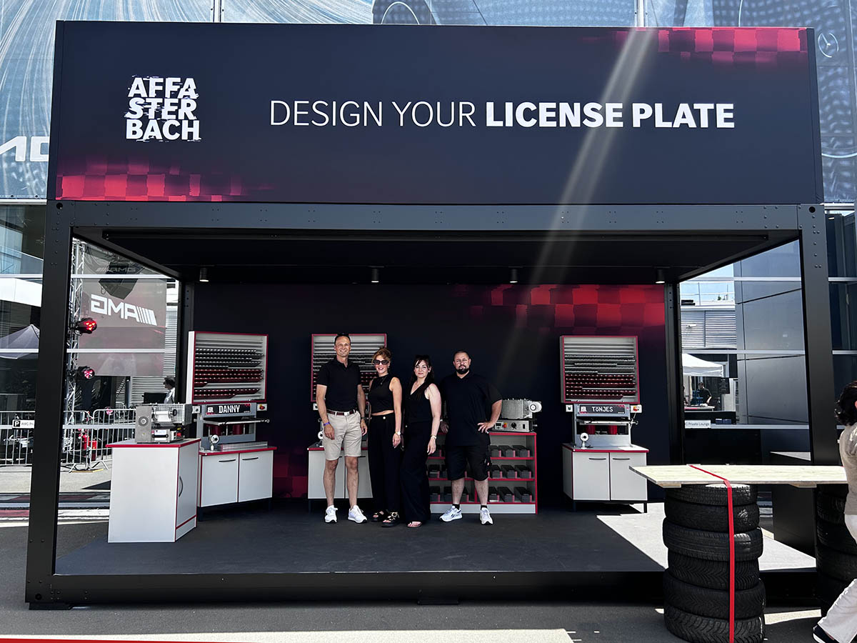 Design your license plate – Live-Prägung bei der AMG-Weltpremiere in Affalterbach